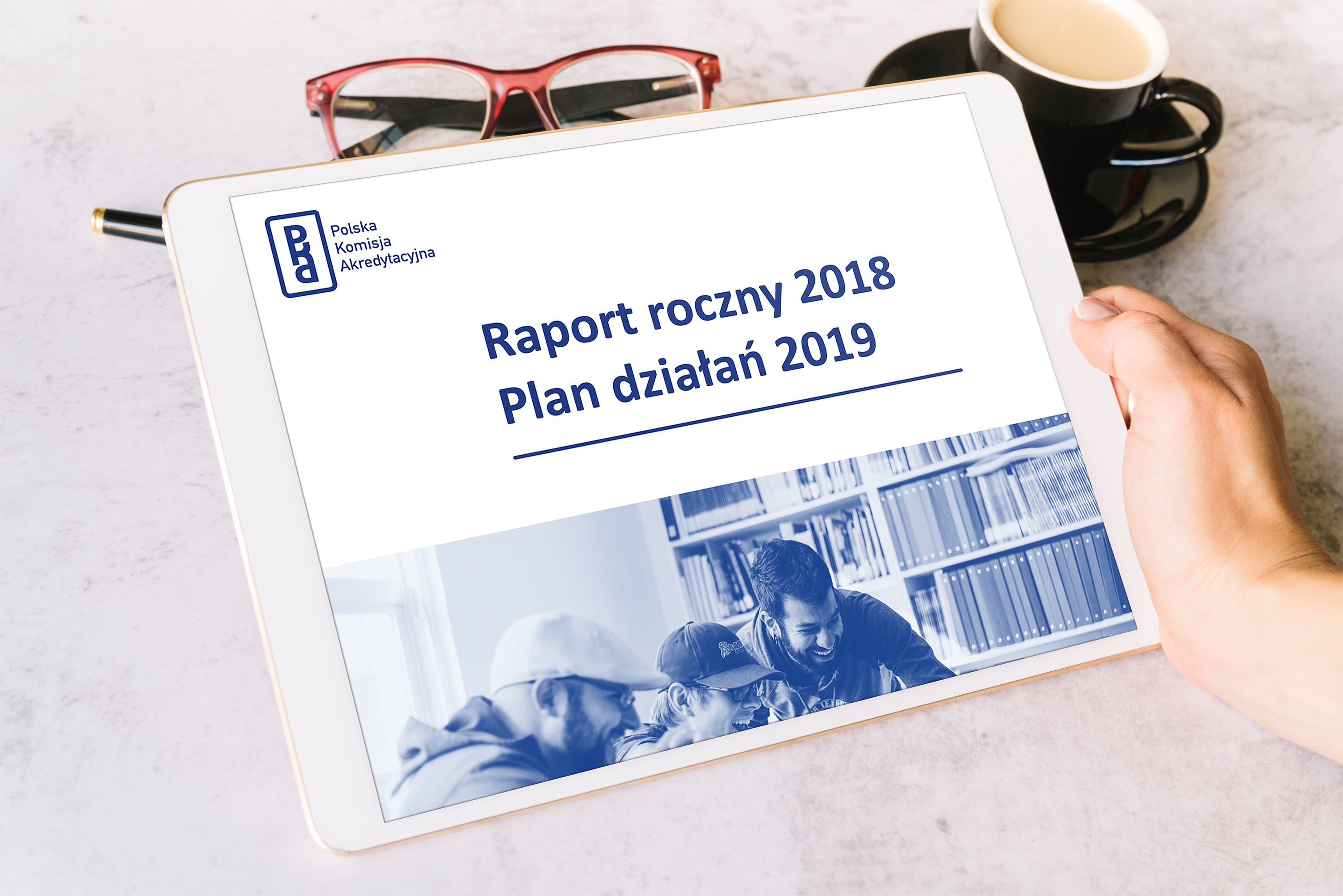 ozdobna grafika przedstawiająca publikacje raport roczny 2018 Plan działań 2019 na tablecie